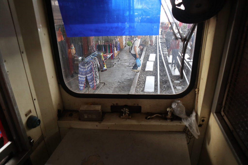 メークロン市場　列車　車掌室
