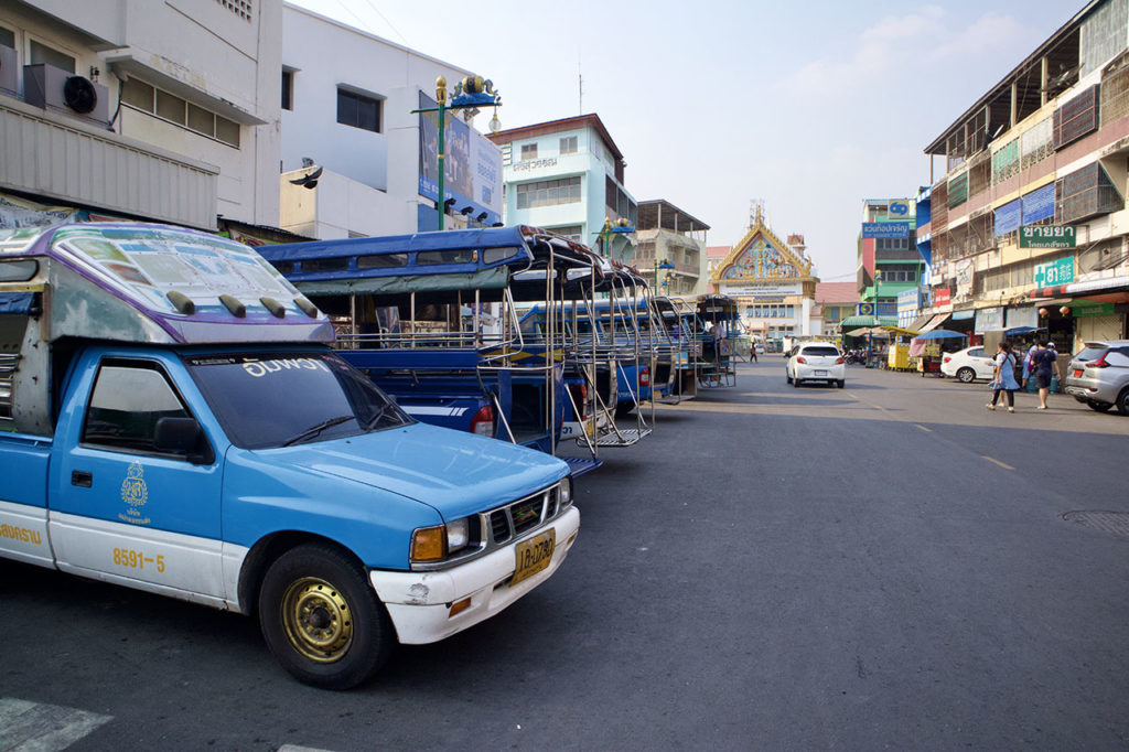 メークロン市場　ロットゥー乗り場